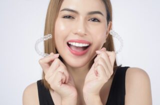 To maintain a healthy smile throughout your Invisalign journey, it’s essential to adopt a thorough and consistent oral hygiene routine.
